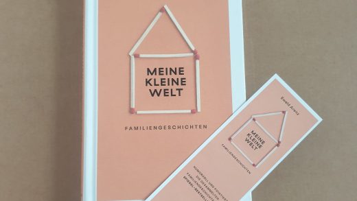 „Meine kleine Welt – Familiengeschichten“ von Spiegel-Bestsellerautor Ewald Arenz, diese Geschichten erschienen am 25.01.2022 im ars vivendi Verlag. Ganz lieben Dank an Lovelybooks und den Verlag für das Rezensionsexemplar und die wunderschöne Leserunde! Inhalt: Arenz schreibt als Alter Ego ‚Heinrich‘ Familiengeschichten, aus seinem Alltag mit drei Kindern, Frau und Katze. So nimmt ‚Heinrich‘ die lesenden in die kleinen und großen humorigen Katastrophen der fünfköpfigen Familie mit. Begleitet diese in den Zoo oder ins Kino. Auch Playmobilfiguren im Klo werden in einer Geschichte eine Rolle spielen… Mein Fazit: Sehr oft wurden die Geschichten sehr überspitzt dargestellt, was mir sehr gefiel! Es traf genau meinen Humor! In Heinrichs Ehefrau Juliane, erkannte ich mich sehr oft wieder. Sehr lachen musste ich als Heinrich mit seiner betrunkenen Katze zum Tierarzt fahren will und unfreiwillig in einen Autokorso von Fußballfans gerät. Die jeweiligen Geschichten sind meist zwei, bis drei Seiten lang. Mir haben die unterhaltsamen Familiengeschichten sehr gefallen. Eine absolute Leseempfehlung an alle die diesen überspitzen Humor lieben! Es war mein erstes Buch von Ewald Arenz! Die Romane: „Der große Sommer“ und „Alte Sorten“ liegen schon zum Lesen bereit! Hast du schon ein Roman von Ewald Arenz gelesen? #ewaldarenz, #meinekleinewelt, #egoheinrich, #arsvivendiverlag, #lovelybooks, #leserunde, #humor, #kurzgeschichten #familiengeschichten #bookstagram #readingbooksofinstgram #reading #buchblogger, #rezensionsexemplar, #ewaldarenzmeinekleinewelt,